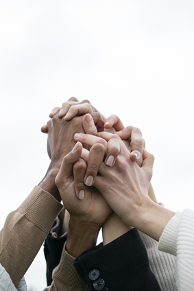 close-up-people-holding-hands kecil